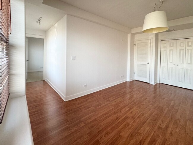 Building Photo - 4335 W Irving Park Rd