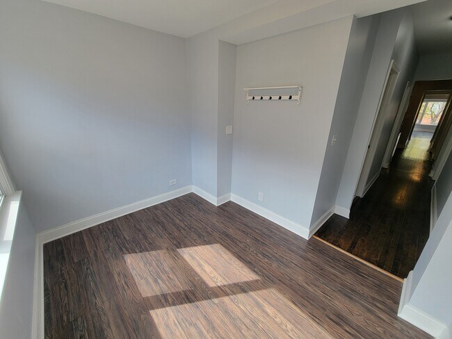 Building Photo - 4849 N Sawyer Ave