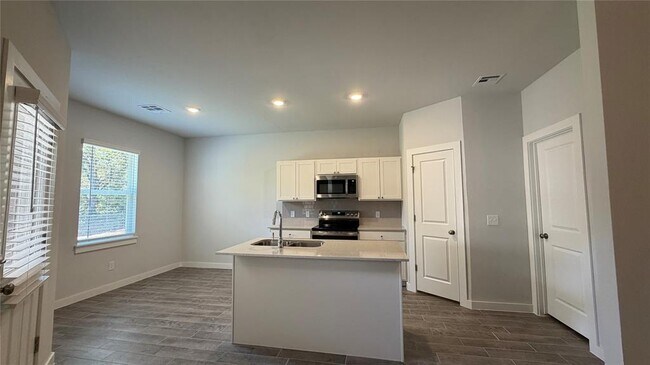Building Photo - 17039 Oak Rdg Cir