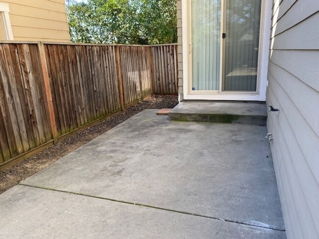 Building Photo - Great 3 bedroom/2.5 bath duplex w/2 car garage!