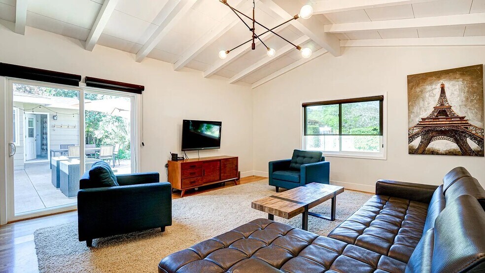Great Room / Playroom - 1415 Butterfield Rd