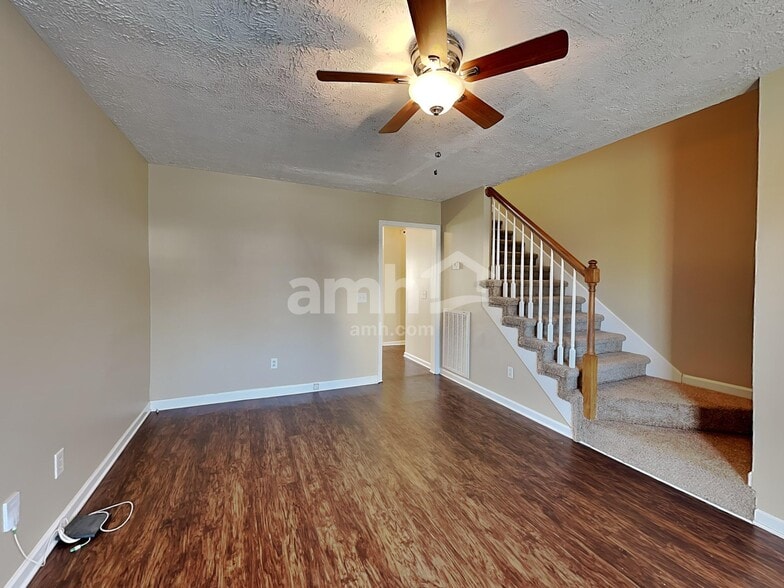 Building Photo - 280 Iris Dr