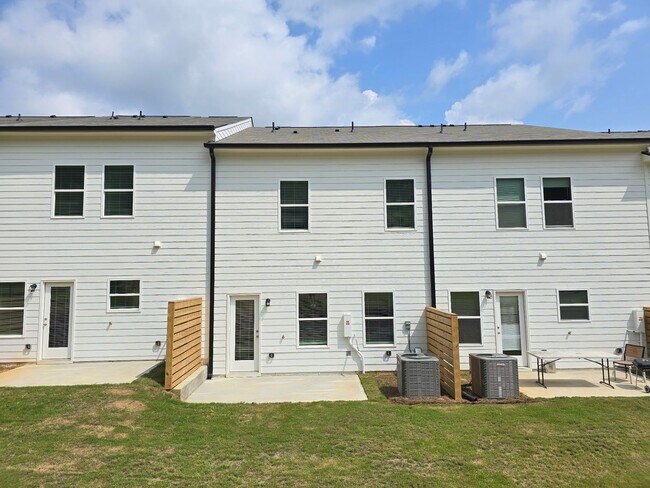 Building Photo - Brand new 3 bed 2.5 bath Townhome located ...