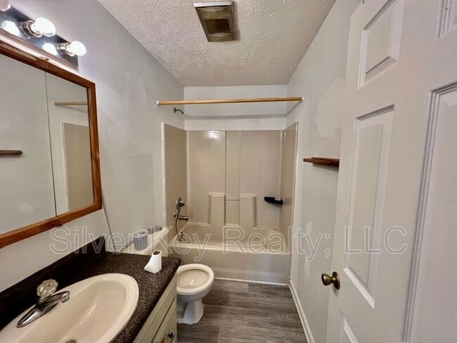 Building Photo - 210 Chota Vw