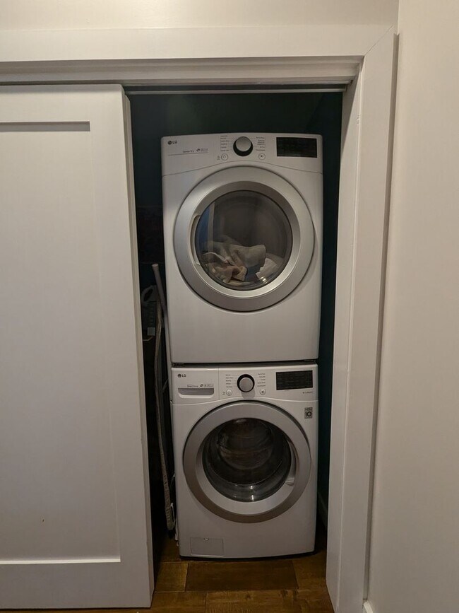 Building Photo - Stunning Home - Ludlow