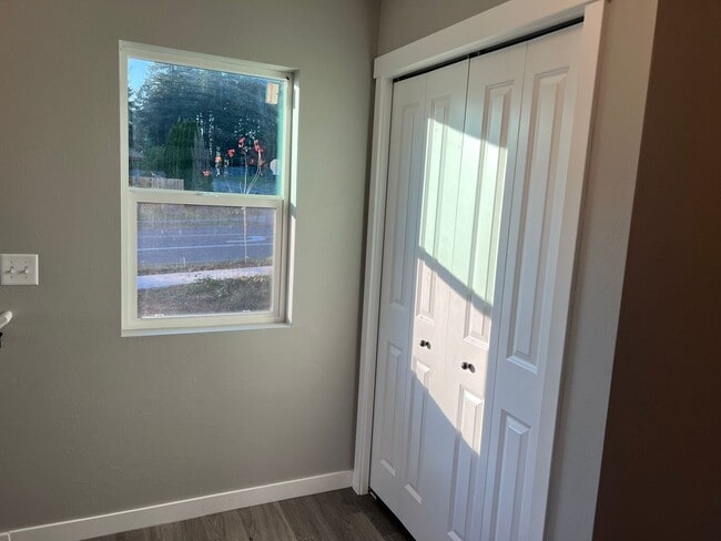 Building Photo - Newer 3 bedroom 2.5 bathroom duplex in Thu...