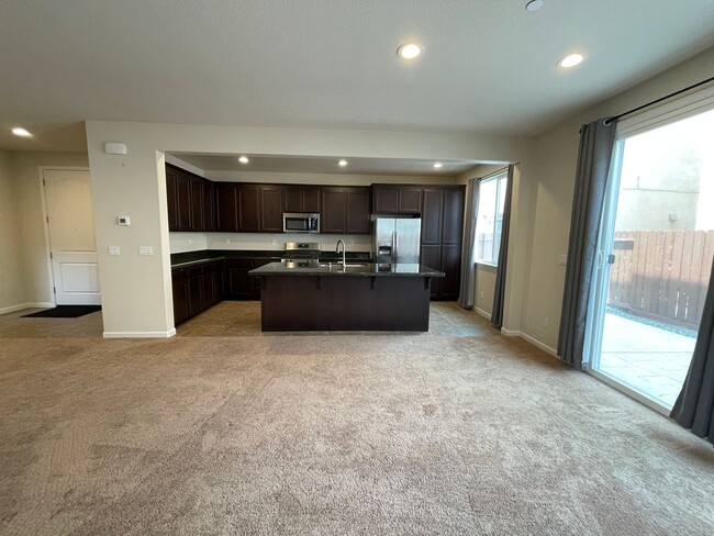 Building Photo - 3845 Lookout Dr