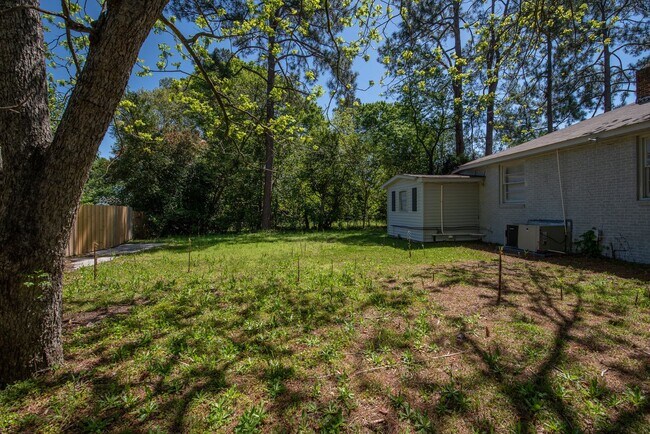 Building Photo - $1,250 - 3 bed/1 bath single-family home f...