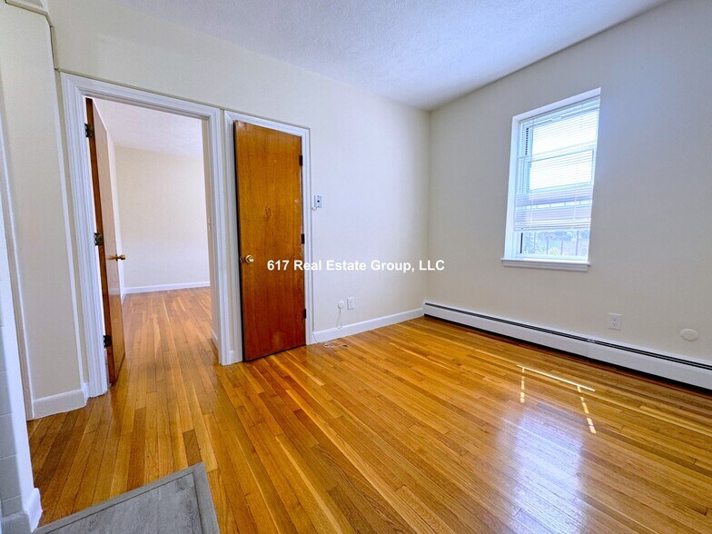 Building Photo - 164 N Beacon St