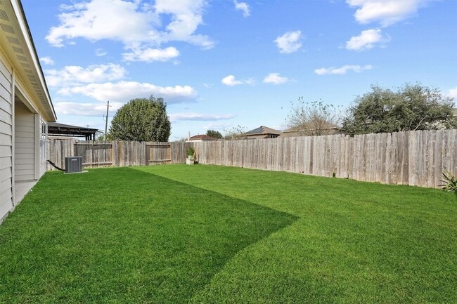 Building Photo - 7010 Dahlia Rd