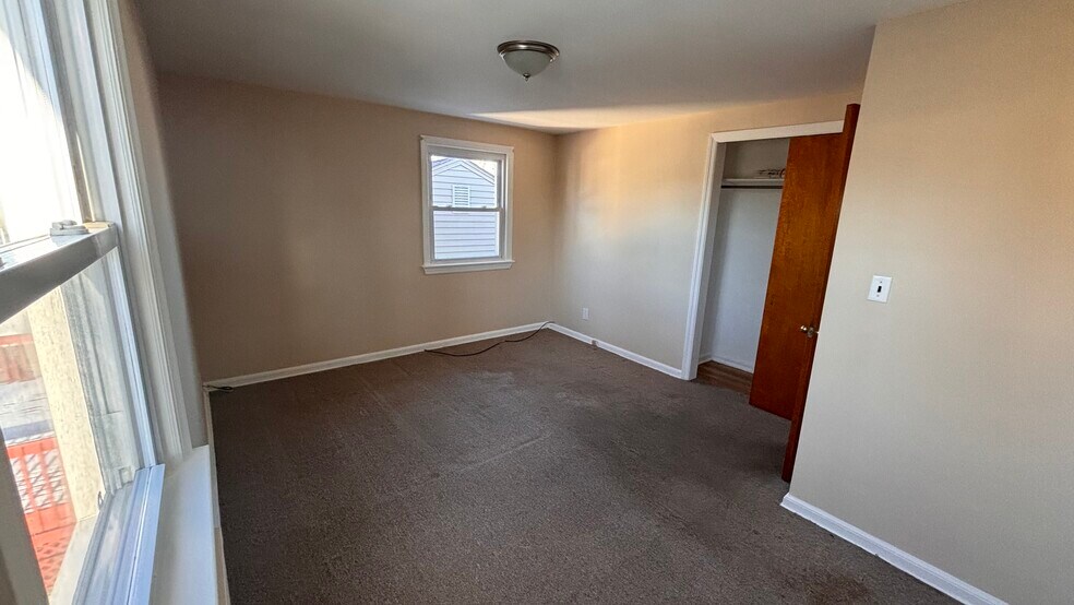 1st bedroom - 870 Louisa St