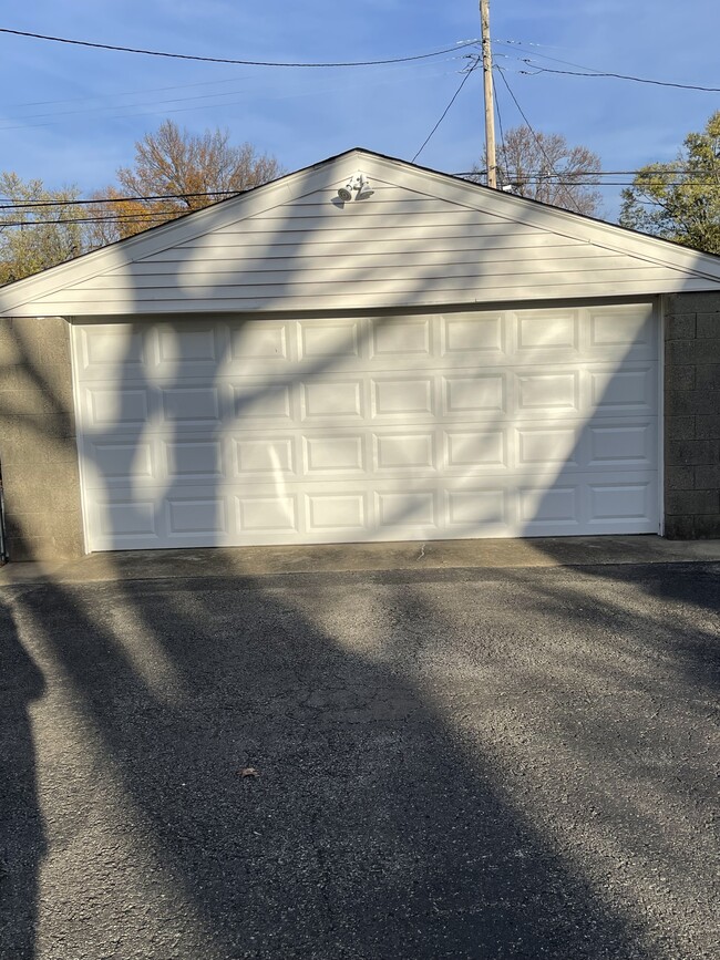 Garage - 2511 Proctor Knott Dr