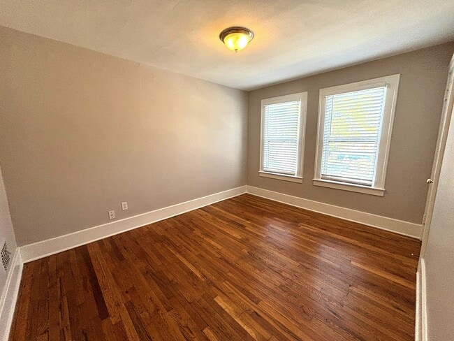 Building Photo - 536 E Jarvis Ave