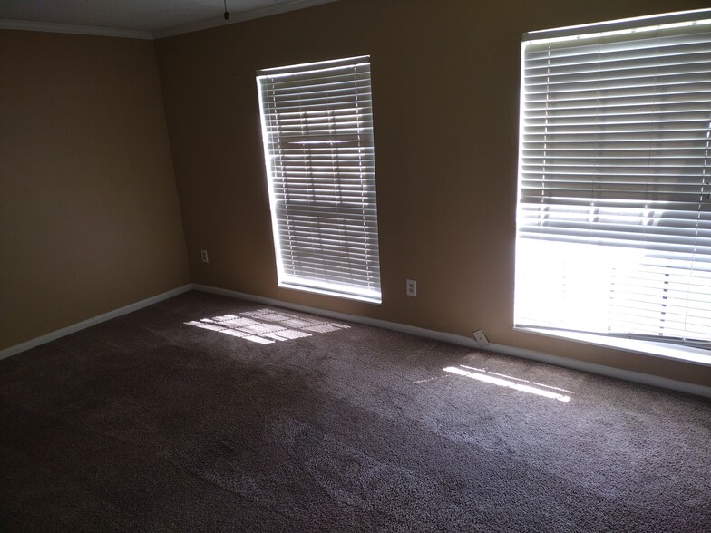 Building Photo - 810 Meadowbrook Dr