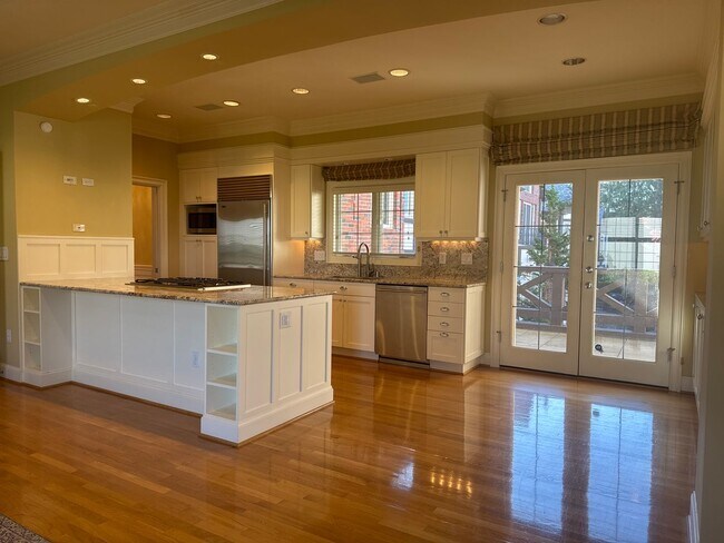 Building Photo - Dec Special Promotion!  Exceptional 3 bed, 3 bath in Houghton Kirkland.  Move in Ready.