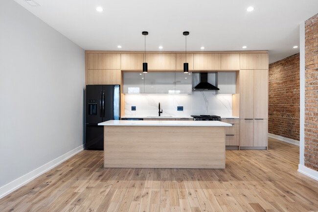 Building Photo - 7724 N Eastlake Terrace