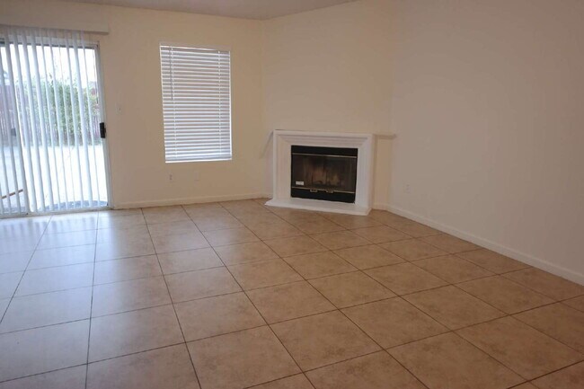 Building Photo - Cute! 4 bedroom, 2 bath Home in Bakersfield