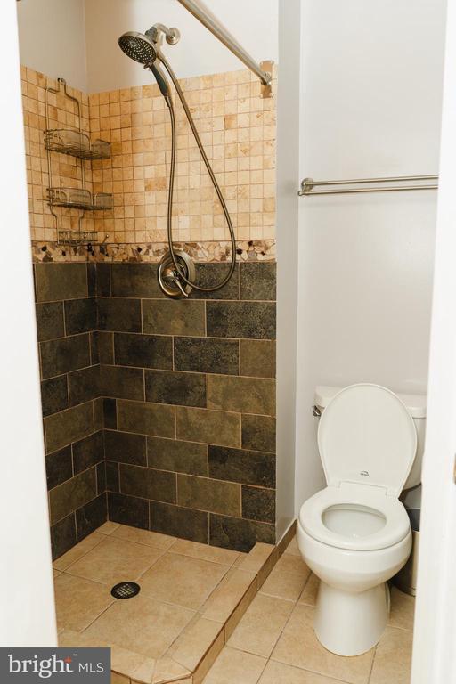 Building Photo - 636 Kenyon St NW