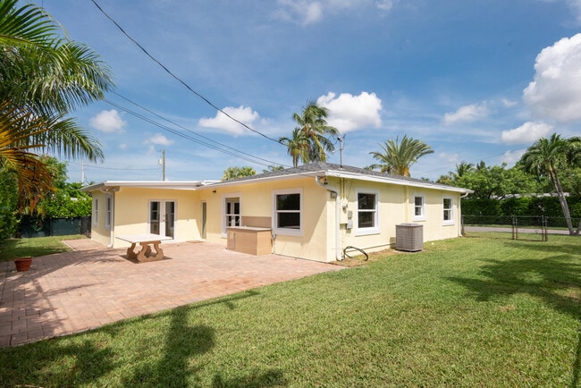 Building Photo - 374 Linda Ln