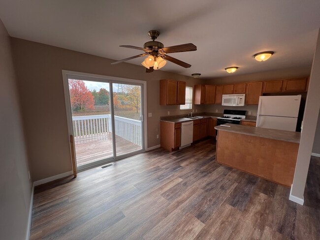 Building Photo - Spacious Split-Level Retreat Just Minutes ...