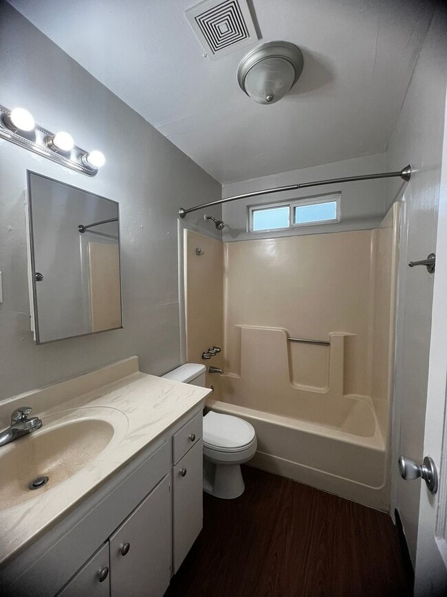 Building Photo - 423 N Gem St