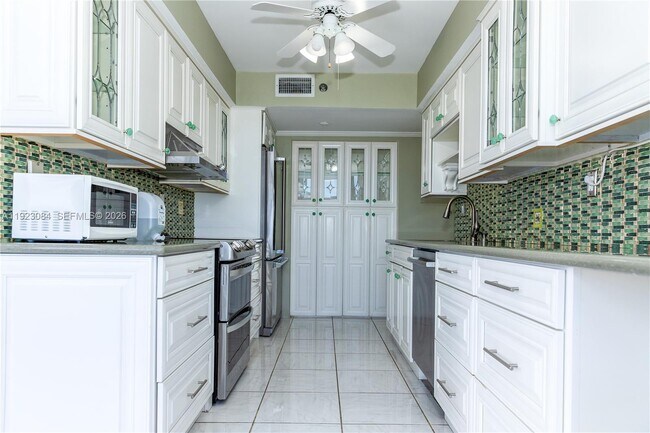 Building Photo - 3500 Mystic Pointe Dr