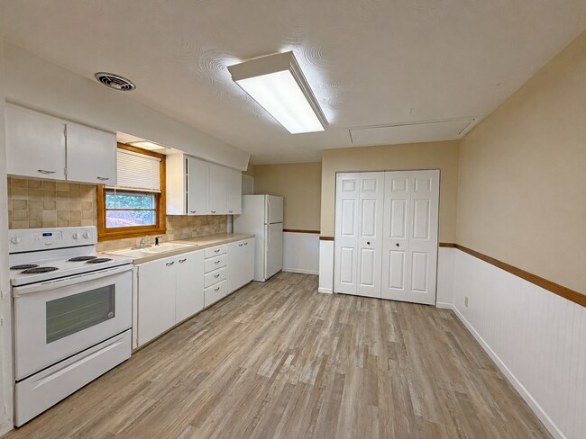 Building Photo - 925 S Link Ave