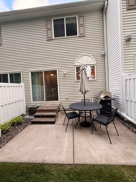 Patio - 7013 Quantrelle Ave NE