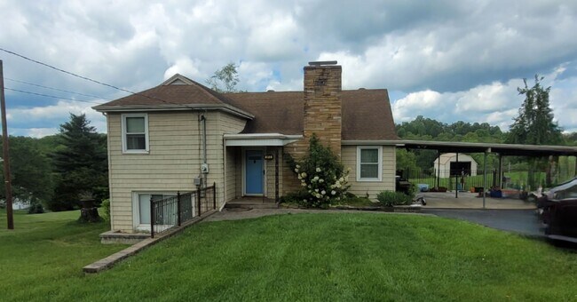 Building Photo - Tri level 3b2b home for rent with fenced i...
