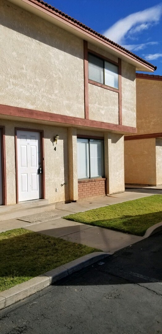 Building Photo - Downtown Town Home