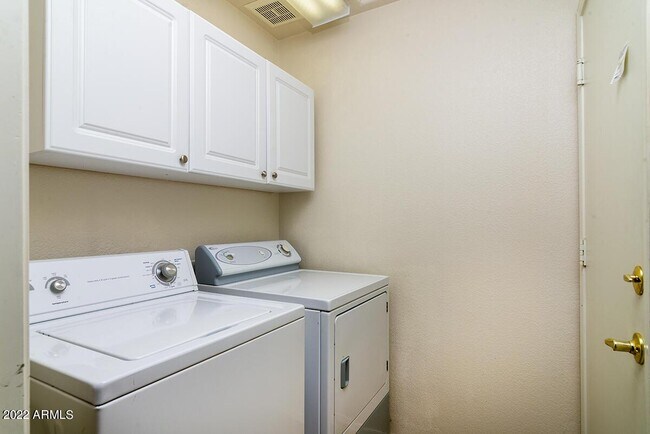 Building Photo - 4715 E Briarwood Terrace