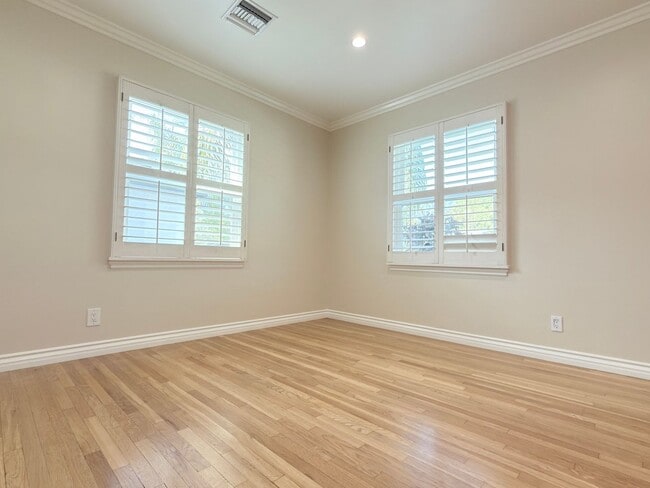 Building Photo - Upgraded 2-Bedroom Home with Garage & Enclosed Yard.