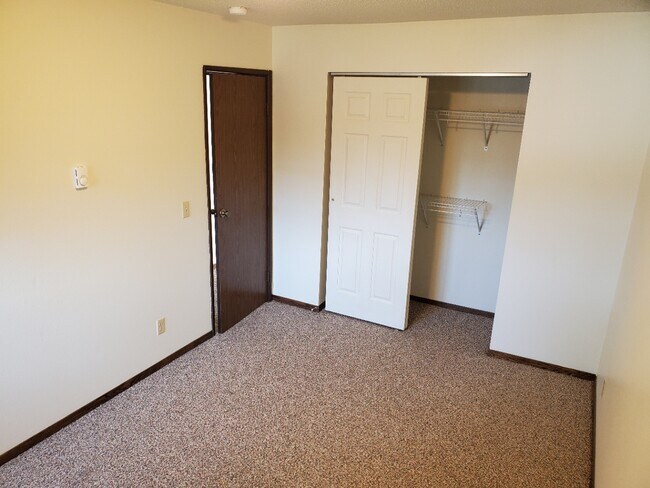 Building Photo - 820 Roberts Ave