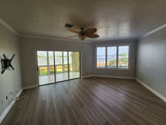 Building Photo - Bouchelle Island 2 Bedroom 2 Bath Condo