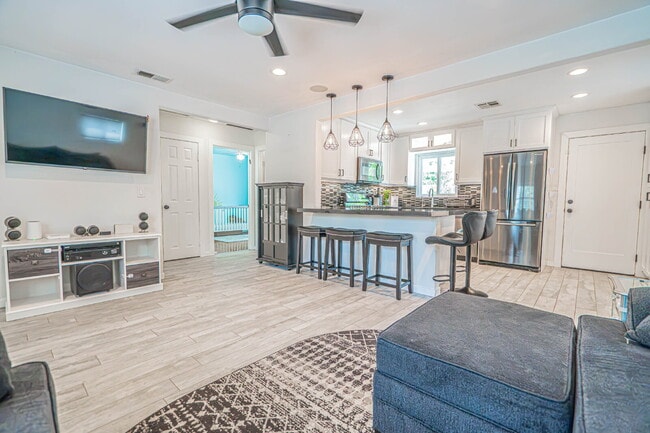 Building Photo - Beautifully Remodeled Home Move-In Ready!