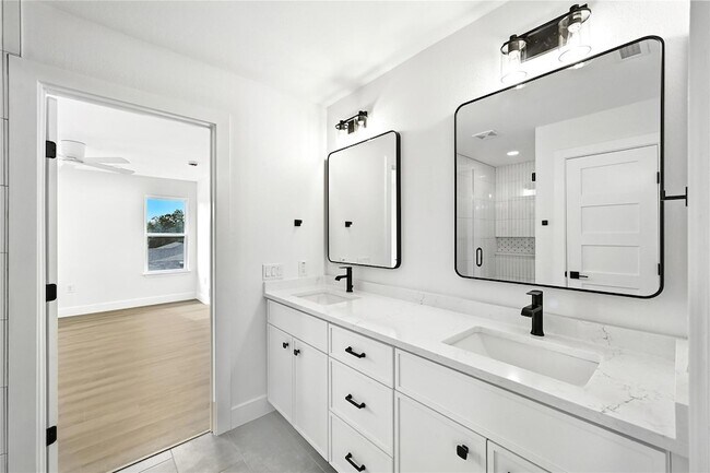 Building Photo - 815 Buckingham Pl