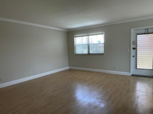 Building Photo - 472 Saxony Way