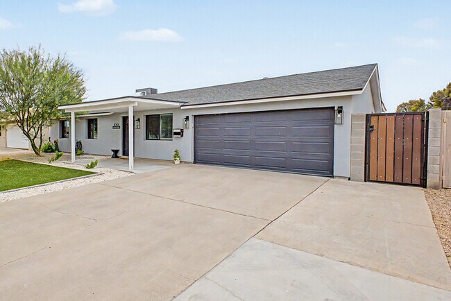 Building Photo - 3701 E Ludlow Dr