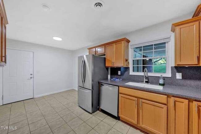 Building Photo - Newly renovated 3 Bedroom 2 Bathroom Home located in Jefferson City, TN