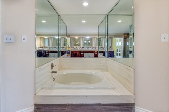 Building Photo - 2527 Potomac Dr