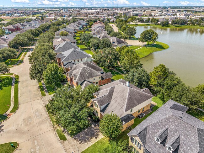 Building Photo - 7711 Summer Shore Dr
