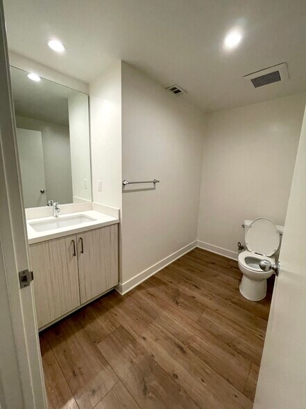 Building Photo - 6143 Fountain Ave