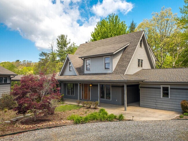 Primary Photo - Beautiful Three Bedroom with Stunning View...