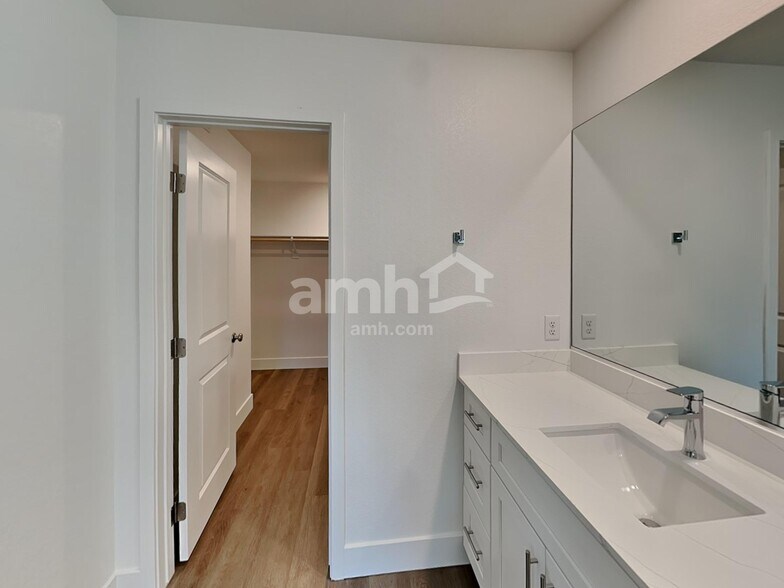 Building Photo - 6449 Marthas Vineyard Ave