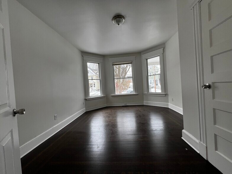 Building Photo - 879 Elm St