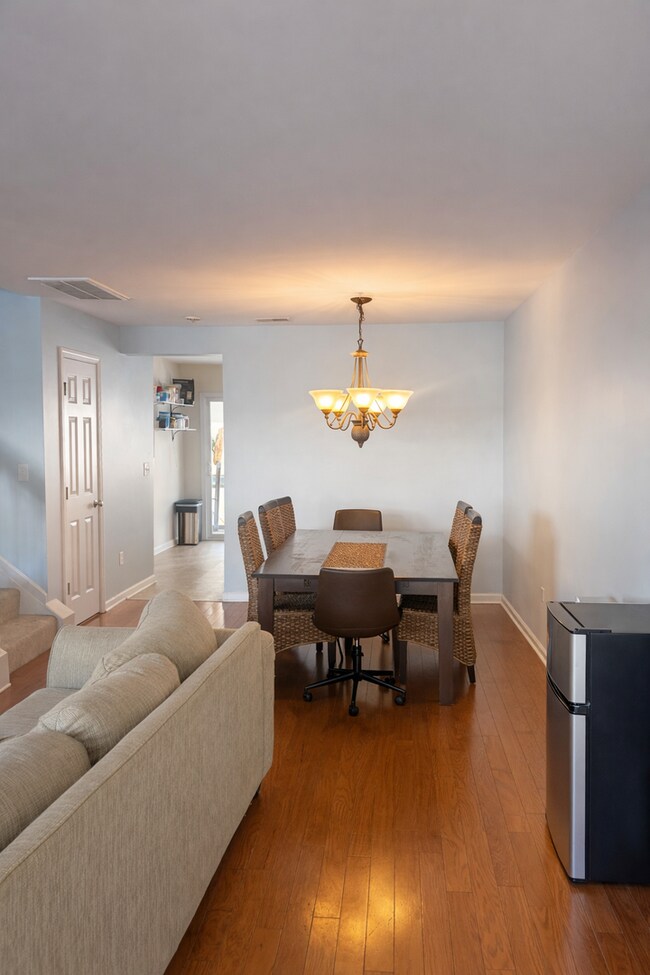 Building Photo - Three Bedroom Townhome Available!