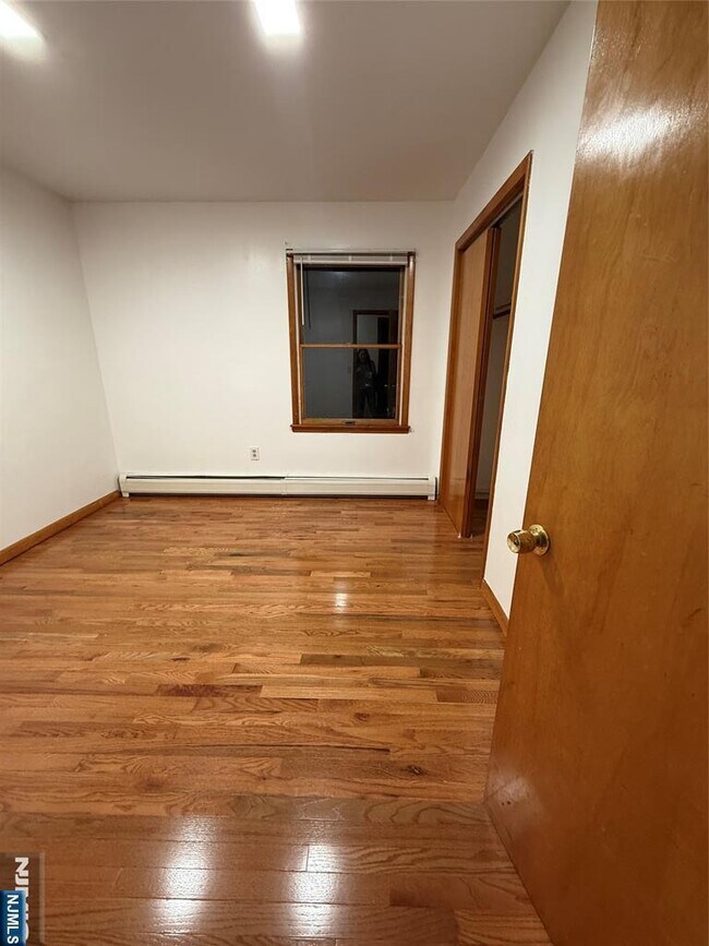 Building Photo - 967 E 23rd St