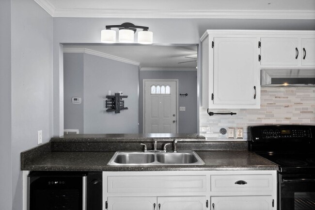 Building Photo - Cute home move in ready in the heart of Oak Grove- close to Fort Campbell and Shopping!