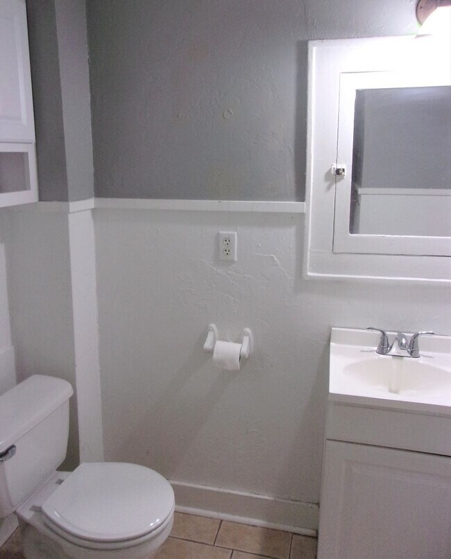Building Photo - 2 BED 1 BATH HOME WESTLAWN PARK ADDITION O...