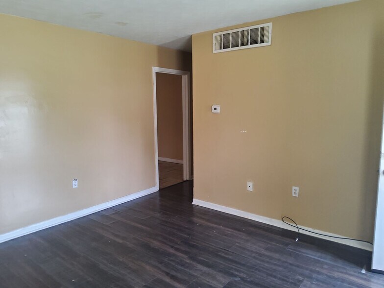 Building Photo - 2771 Northmeade Ave